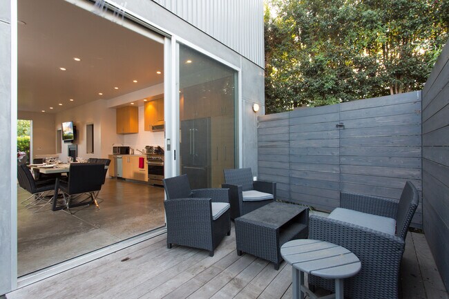 Building Photo - 709 Flower Ave