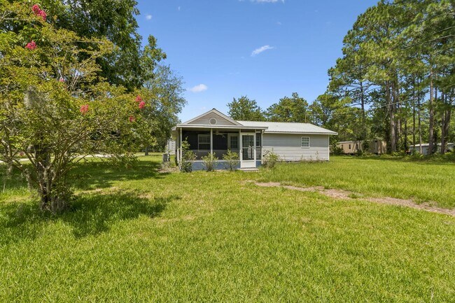 Foto del edificio - Cottage on 3 Acres with Massive Workshop & Storage
