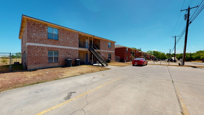 Building Photo - FREE APRIL RENT + REDUCED $1,050 RENT!!!!!