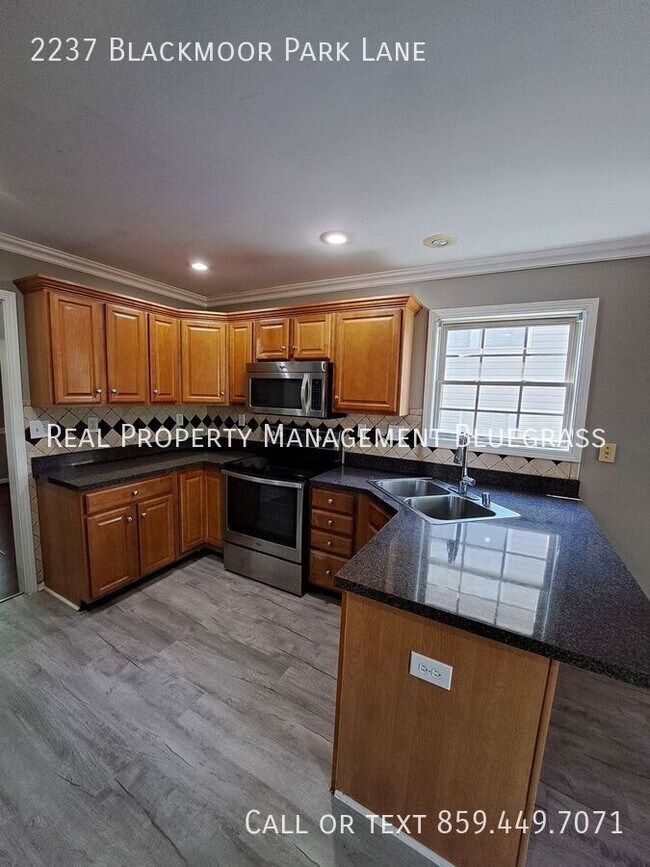Foto del edificio - 2237 Blackmoor Park Ln