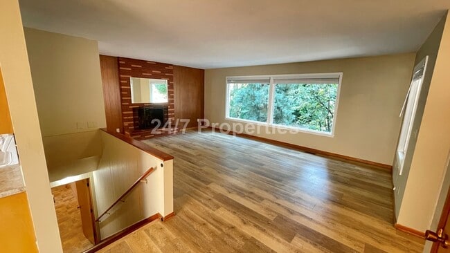 Foto del edificio - Spacious 4BD I 2BA Home w/ Separate Living...