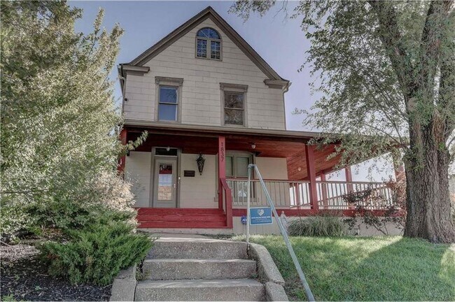 Building Photo - 1837 Summit St