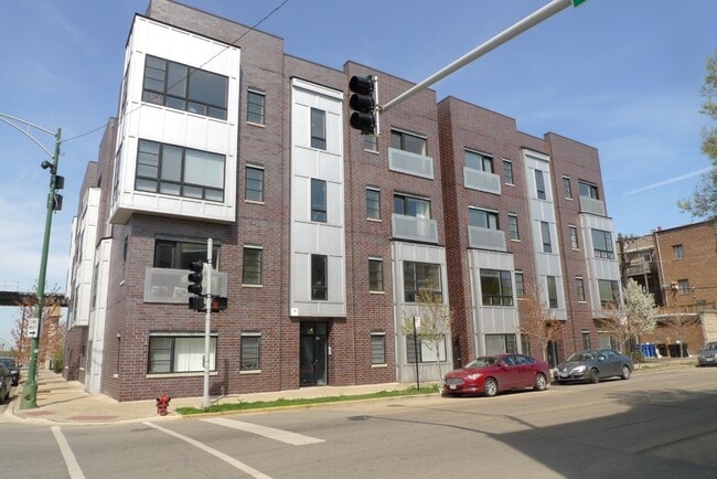 Building Photo - 38 N Paulina St