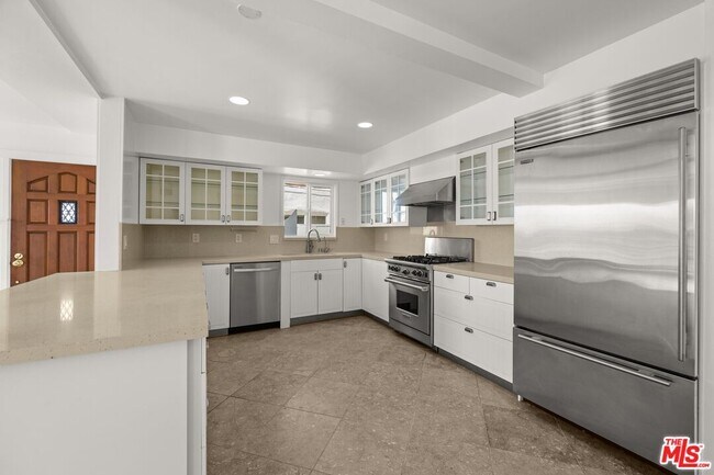 Building Photo - 6673 Breakers Way
