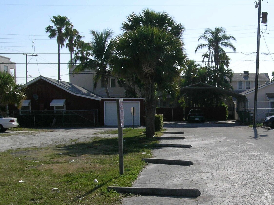 Building Photo - Deshon Apartments
