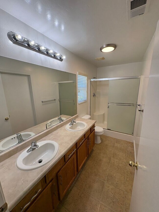 Foto del edificio - Nice 3 Bed 2 Bath in a desirable neighborh...