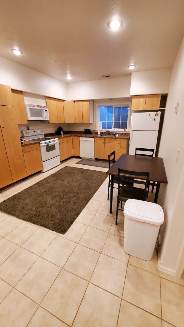 Foto del edificio - Basement Apartment For Rent!!