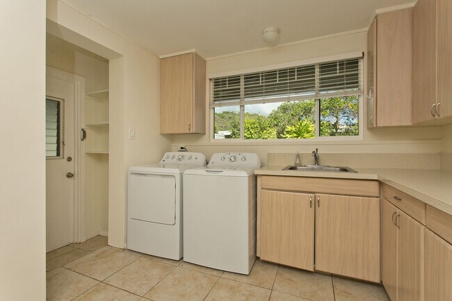 Foto del edificio - BEAUTIFUL ?AINA HAINA SINGLE LEVEL HOME WI...