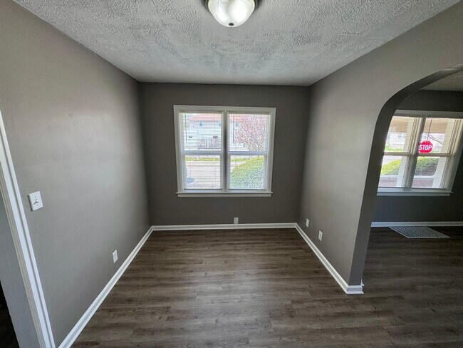 Foto del edificio - 4901 E New York St - 2 Bed/1 Bath -move in...