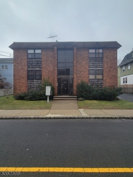 Foto principal - 68-70-70 Montgomery St