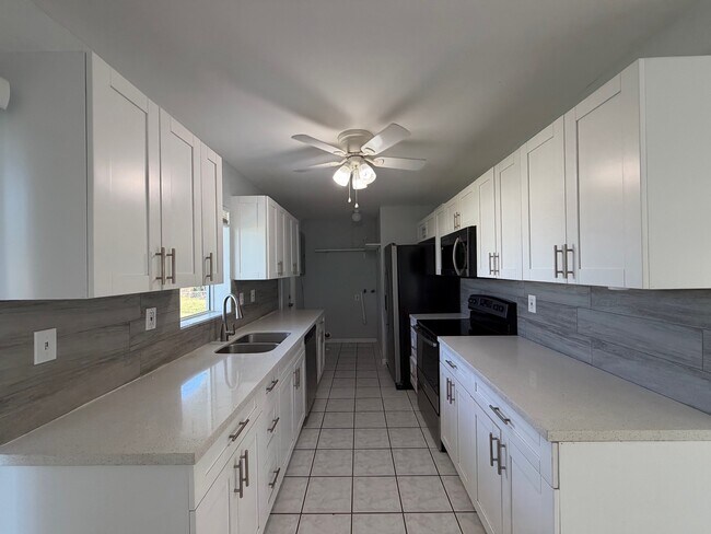 Foto del edificio - 13710 Harrison St