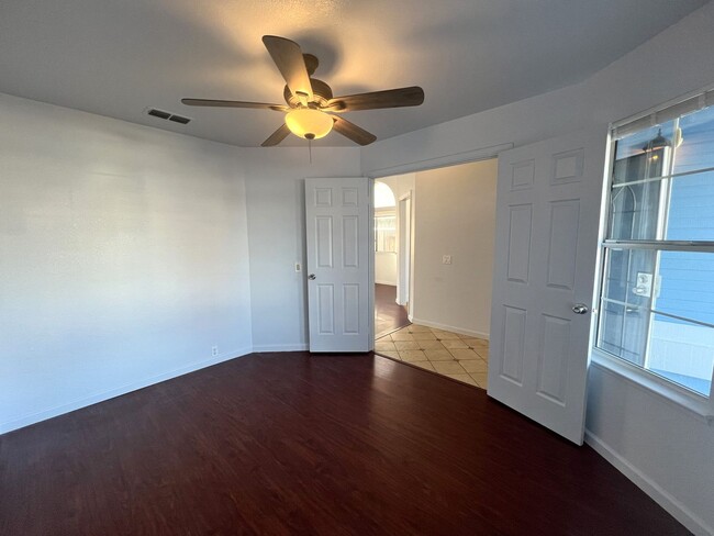 Building Photo - Charming Elk Grove 3bd/2ba House with 2 Ca...