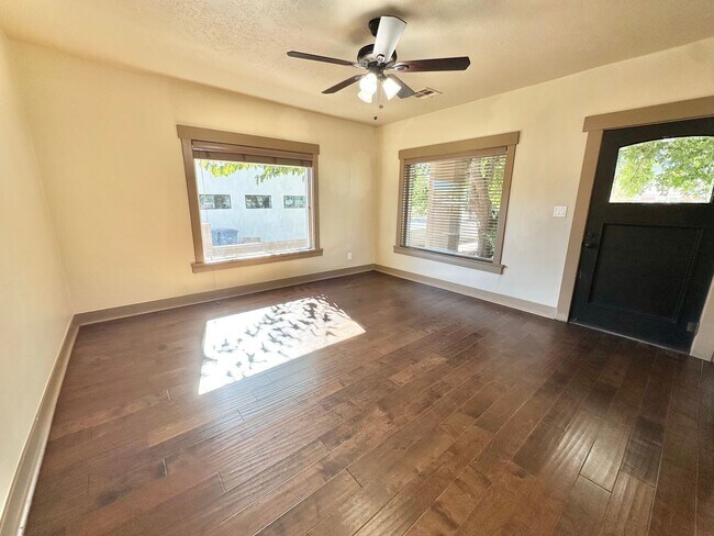 Foto del edificio - Charming 3 Bedroom Home! Price Reduced!