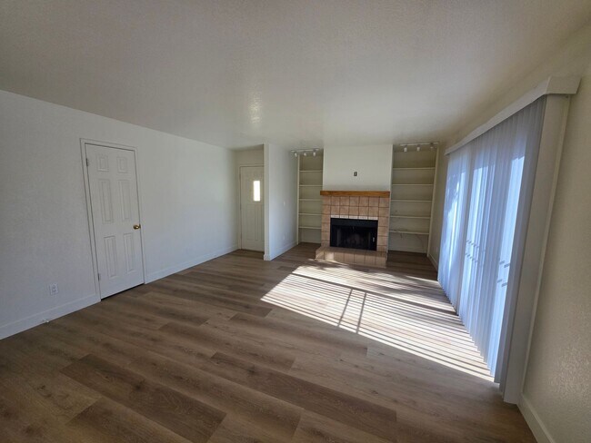 Building Photo - 1800 Club House Dr