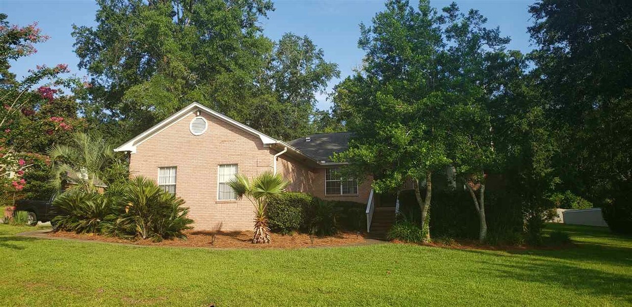 Primary Photo - 1846 Wagon Wheel Cir E
