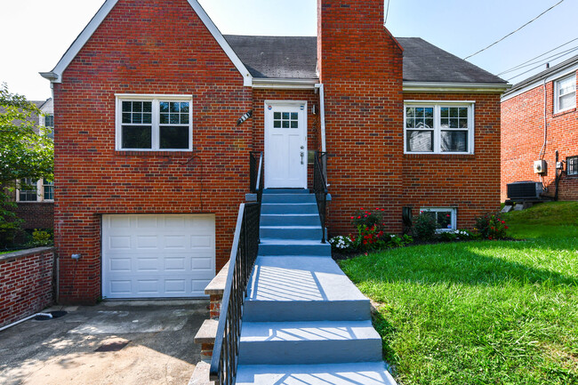 Building Photo - 2841 Brentwood Rd NE