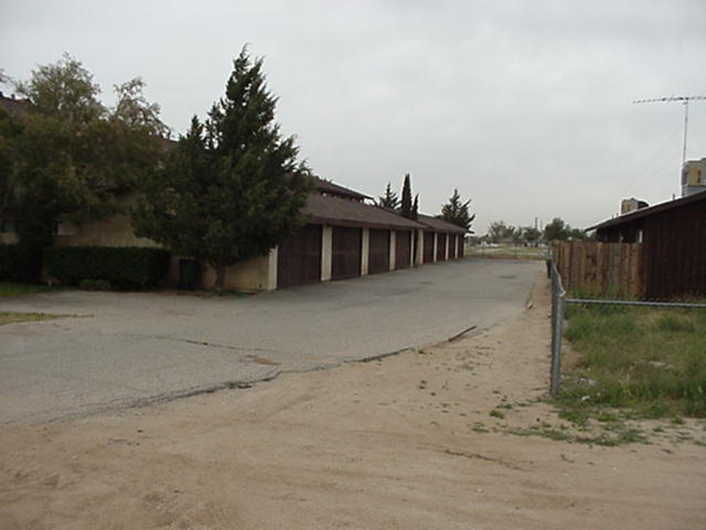 Vista de la fachada - Garajes - 12745 Navajo Rd