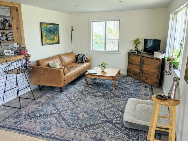 Building Photo - Darling Cottage Near SLCC!