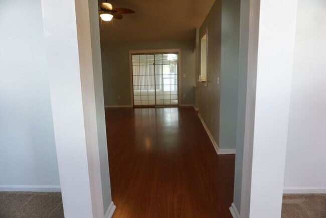 Foto del edificio - 3 Bedroom 2 Bathroom home with Garage Near...