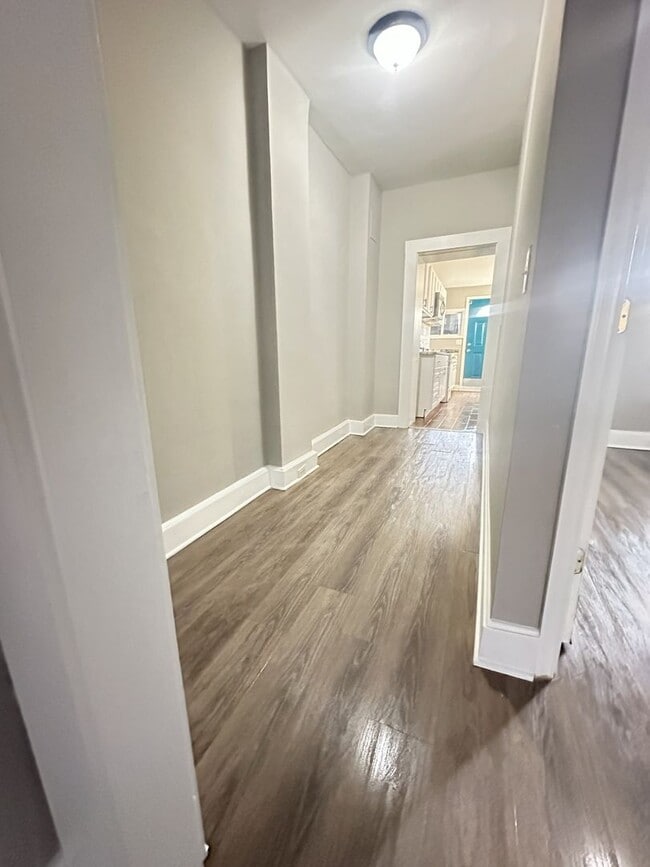 Building Photo - Spacious 4BR Rowhome Near Ellwood Park, Washer/Dryer Included