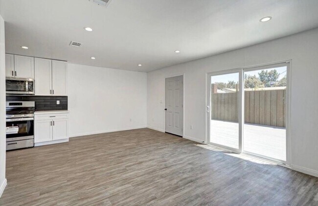 Foto del edificio - 6219 Glide Ave