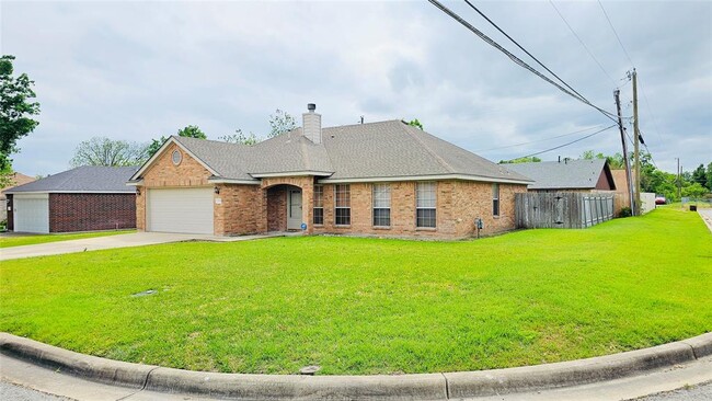 Building Photo - 2209 Robin Ln