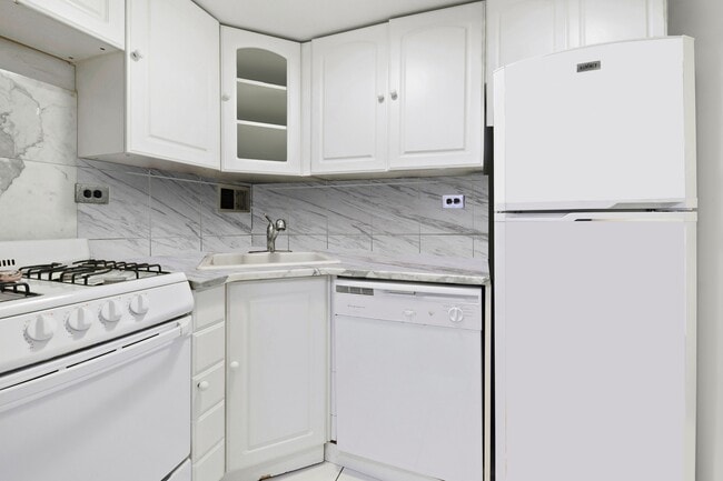 Building Photo - 330 E 49th St