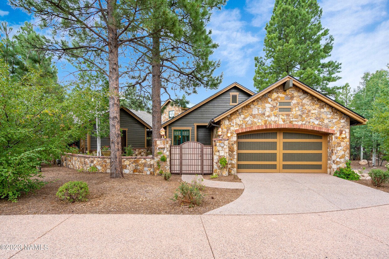Foto principal - 1426 E Castle Hills Dr