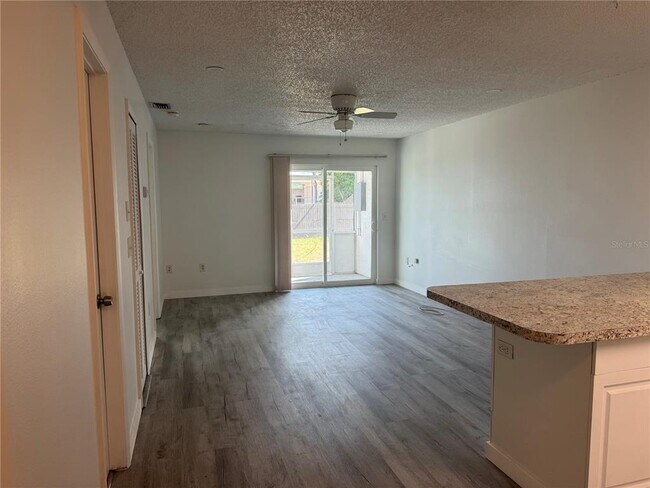 Foto del edificio - 6428 Hamlet Dr