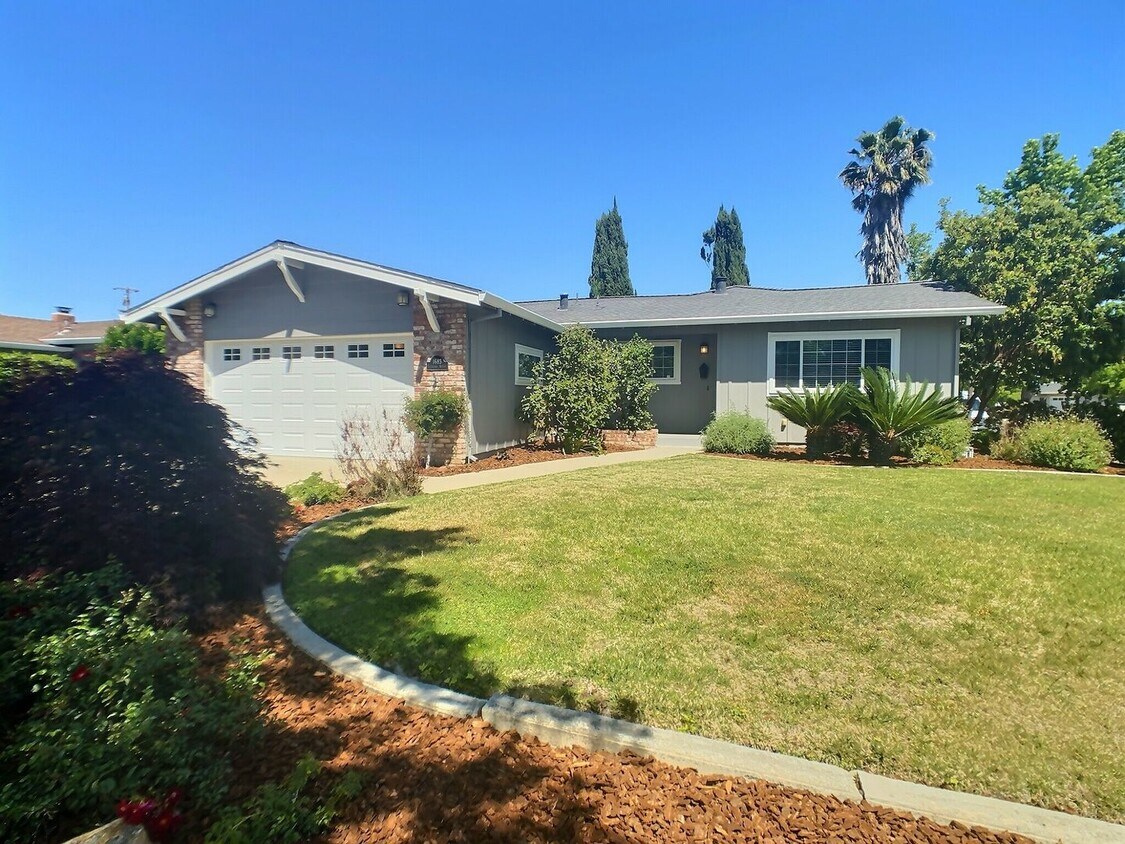 Foto principal - Spacious 4 Bed/ 2 Bath House in the Quiet ...