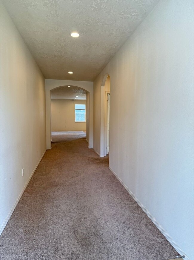 Building Photo - 3 Bed, 2 Bath Single Level Home in SE Bend...