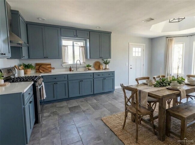 Foto del edificio - 16 Champion Dr