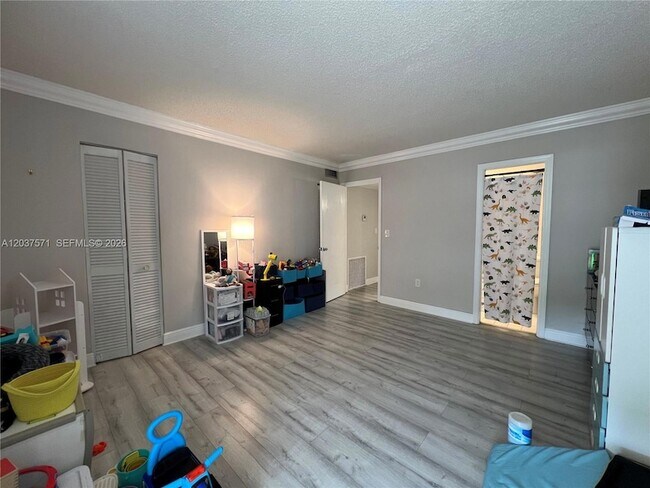 Building Photo - 6886 N Kendall Dr