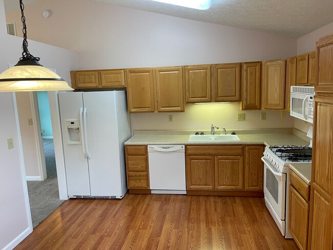 Building Photo - 3 Bedroom House!
