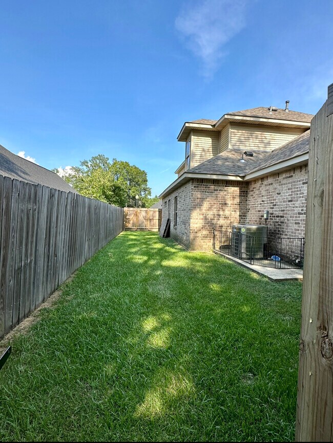 Building Photo - 42351 Broad Walk Ave