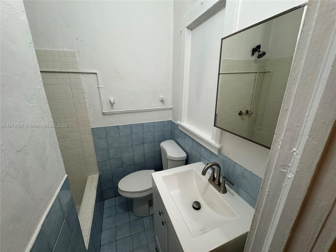 Foto del edificio - 2549 NE 190th St