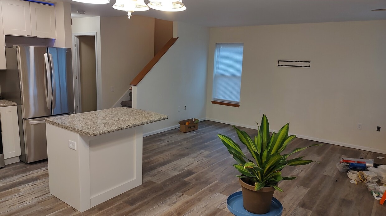 Building Photo - 843 Robin Dr