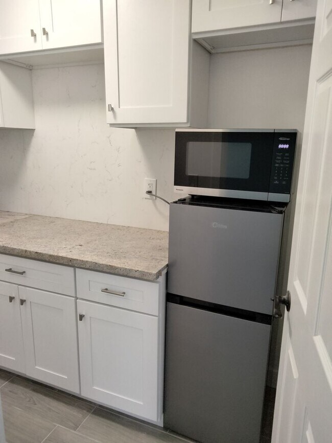 Building Photo - Modern studio with ample storage and priva...