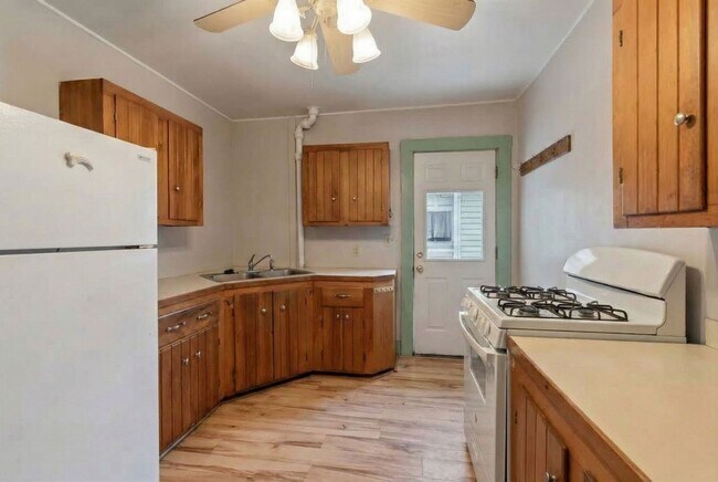 Building Photo - 30-32 Sherman St - Lakefront Living, Right in the Heart of Burlington