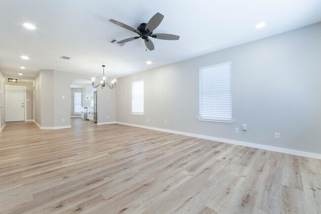 Building Photo - 1901 Hollow Tree Blvd