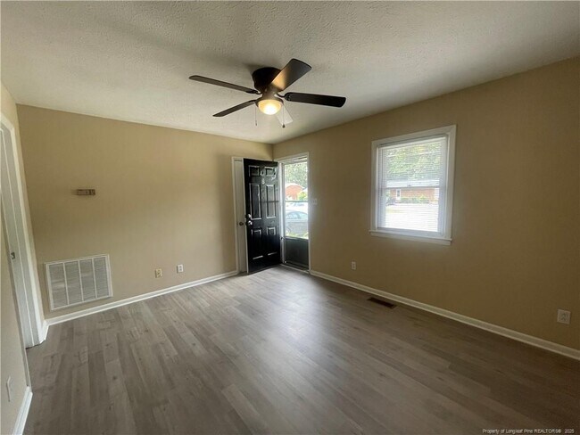 Foto del edificio - 4956 Fieldcrest Dr