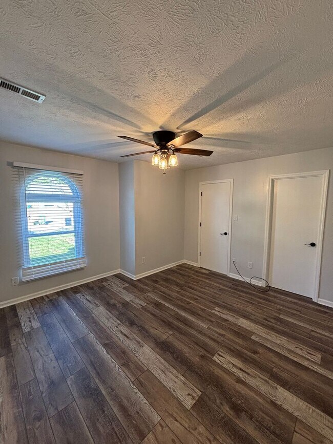 Building Photo - 3 Bedroom Home with Modern Updates & Small...