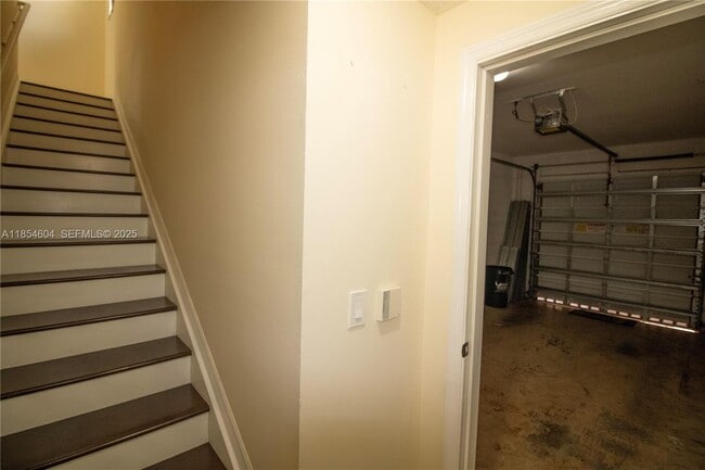 Foto del edificio - 2469 Centergate Dr