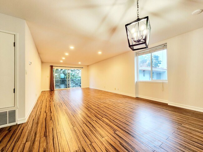Foto del edificio - top floor, two bedroom with large balcony