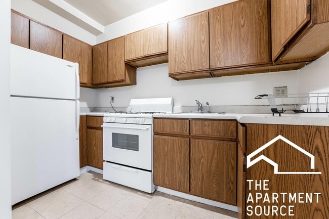 Building Photo - 540 W Briar Pl