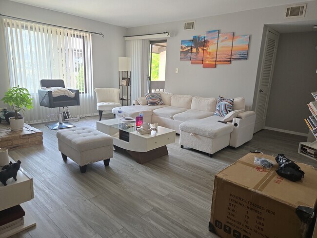 Foto del edificio - 6151 Knoll Wood Rd
