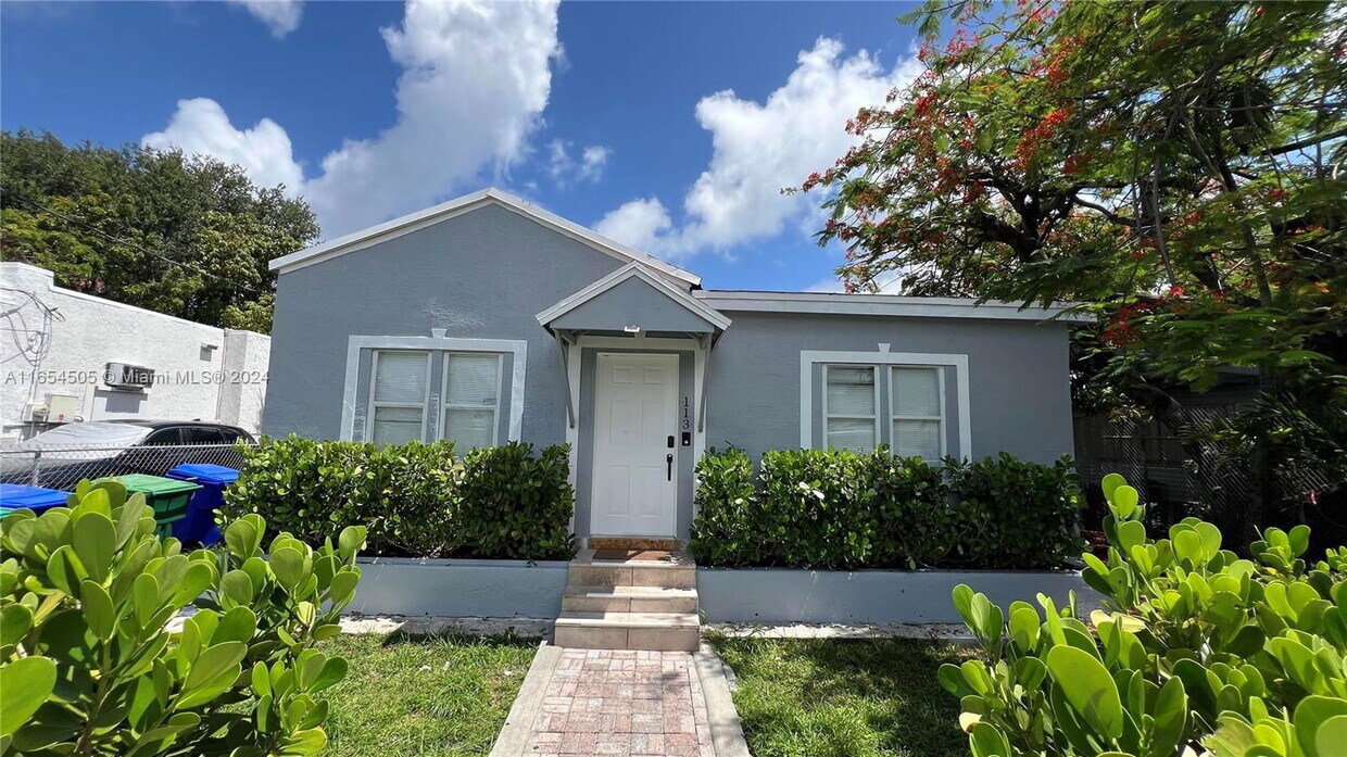 Primary Photo - 113 NW 35th St