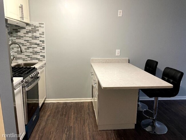 Building Photo - Studio, 1 bath Condo - 10 Kenmar Dr. 28 Un...