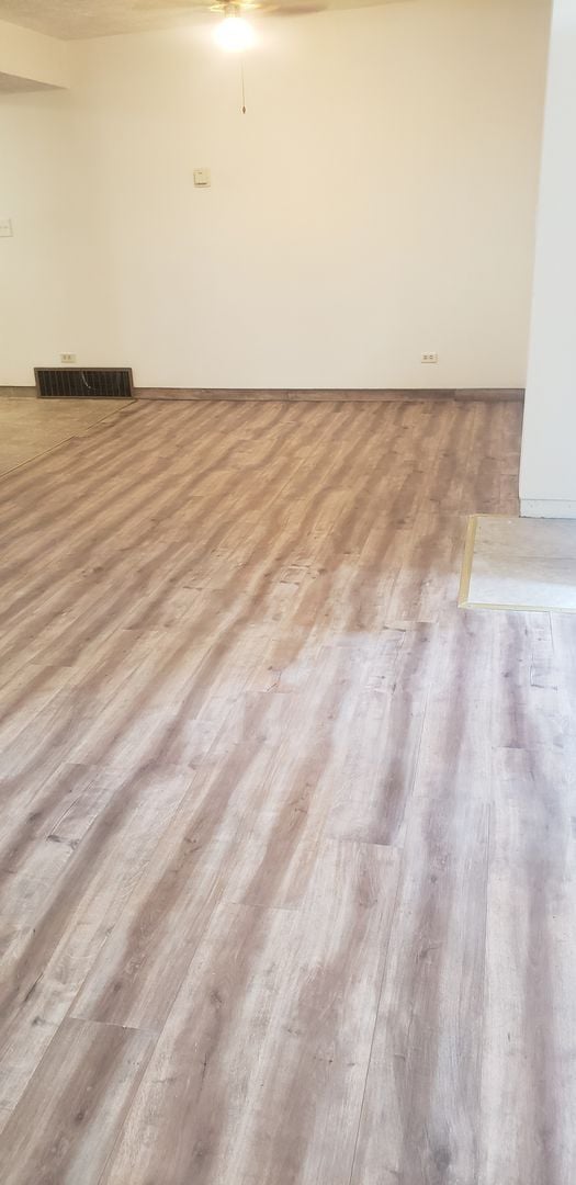 Building Photo - 2 bedroom 1 bath duplex Available June 20t...