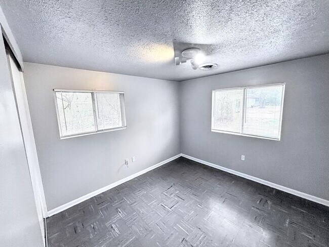 Foto del edificio - 3018 Meadow Forest Dr